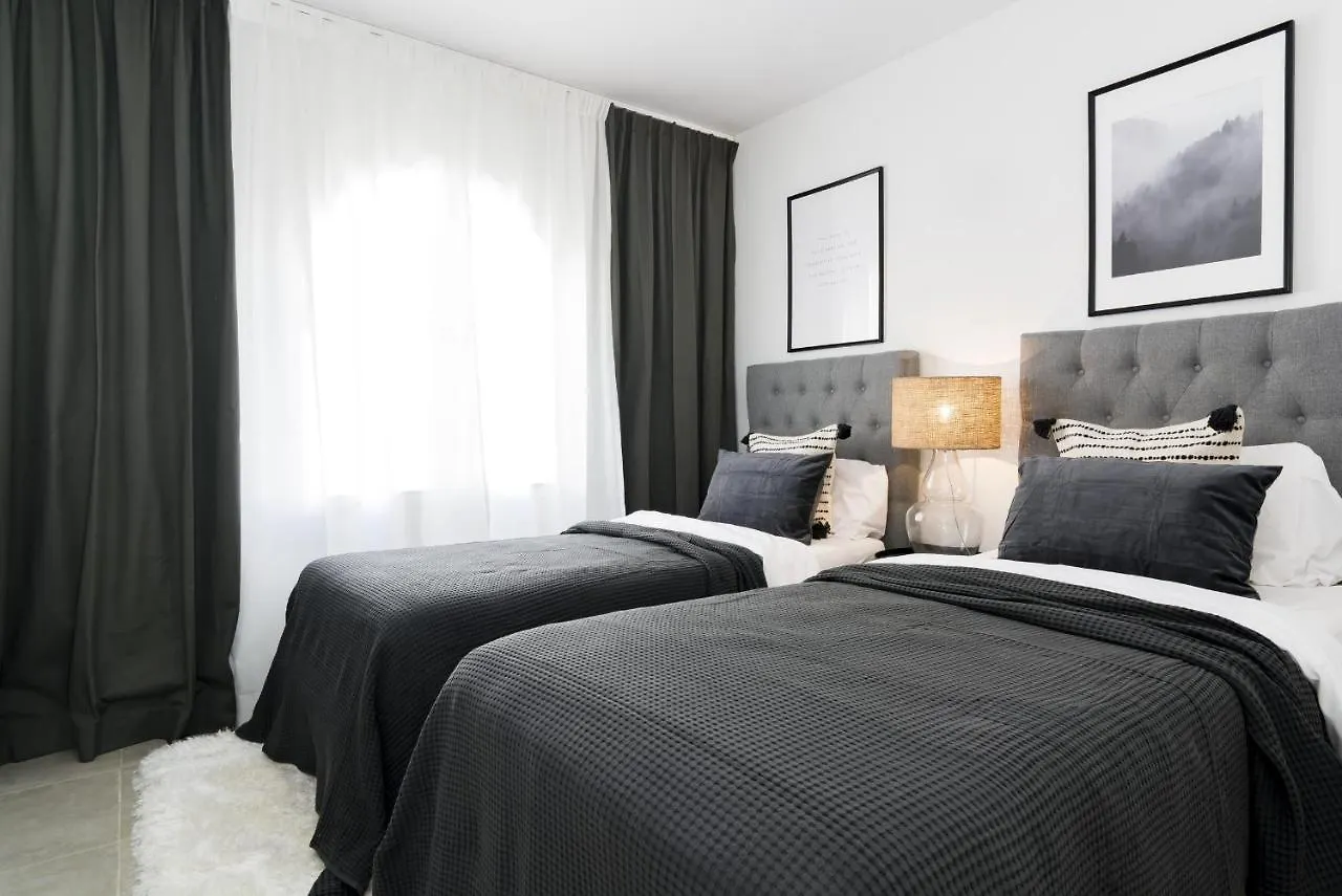 Rdm - Stylish Holiday Apartment With Ocean Views 미하스 0*,  스페인